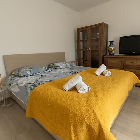 Two-Bedroom Apartment Rea In Rovigno Esterno foto