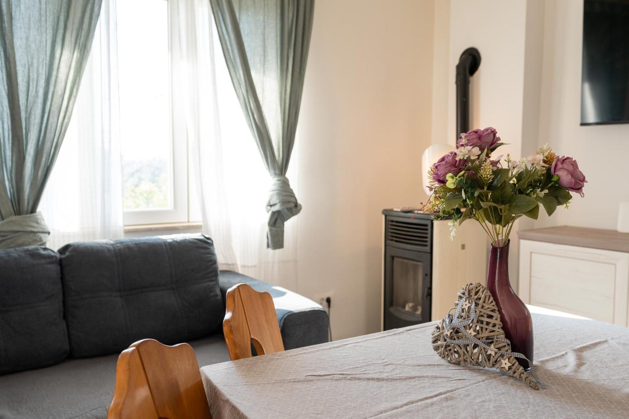 Two-Bedroom Apartment Rea In Rovigno Esterno foto