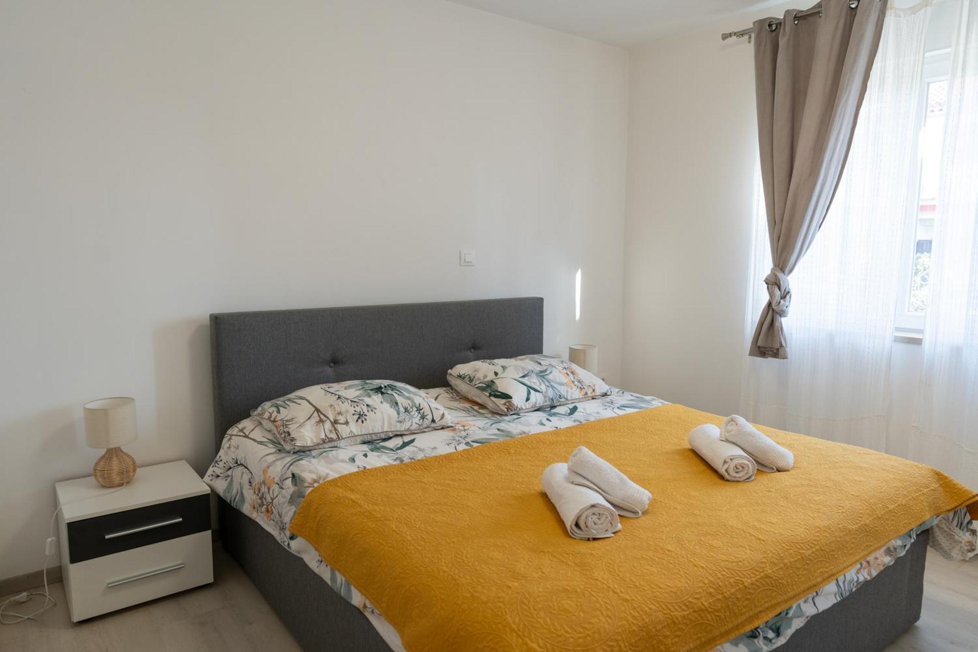 Two-Bedroom Apartment Rea In Rovigno Esterno foto