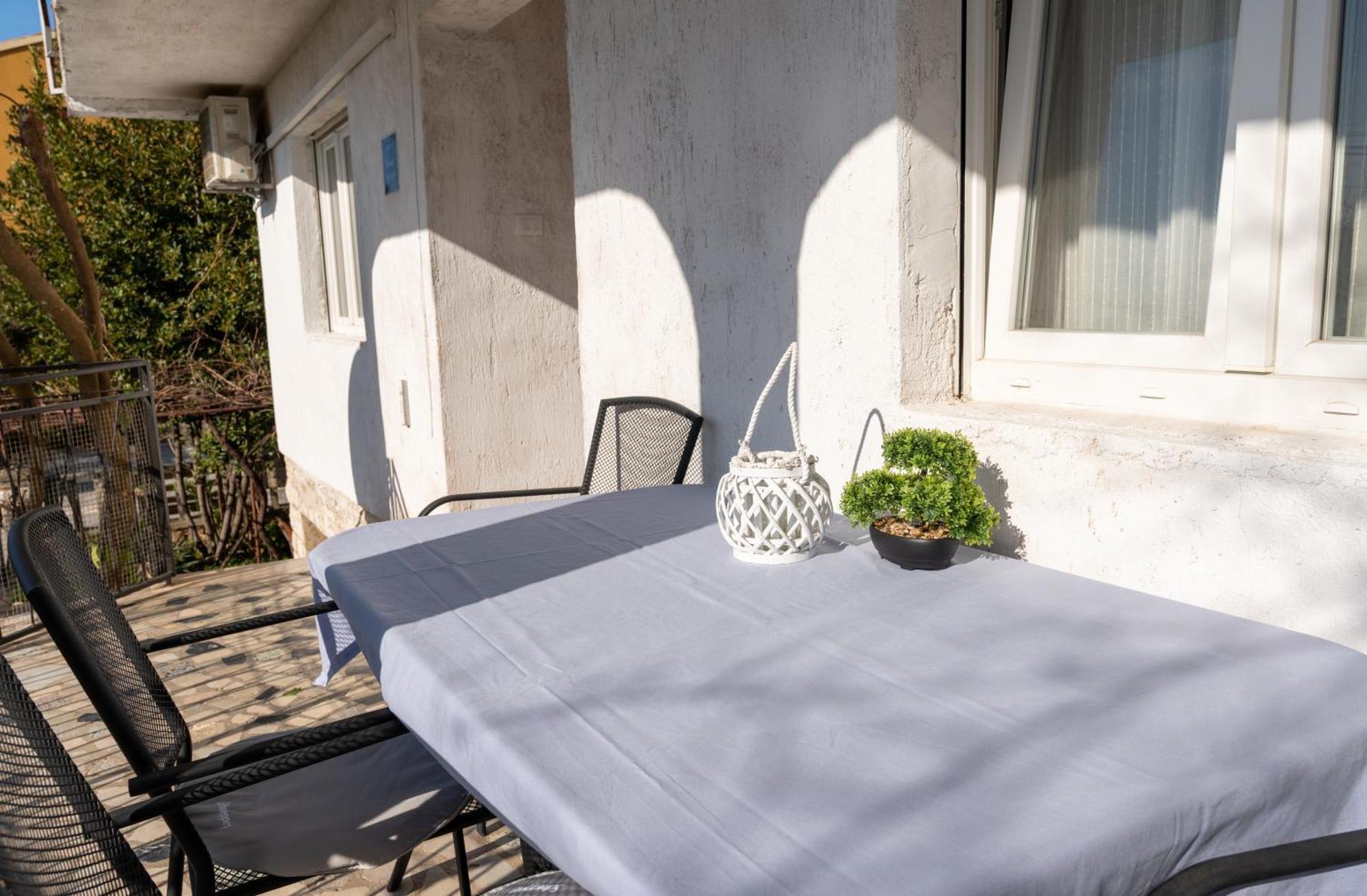 Two-Bedroom Apartment Rea In Rovigno Esterno foto