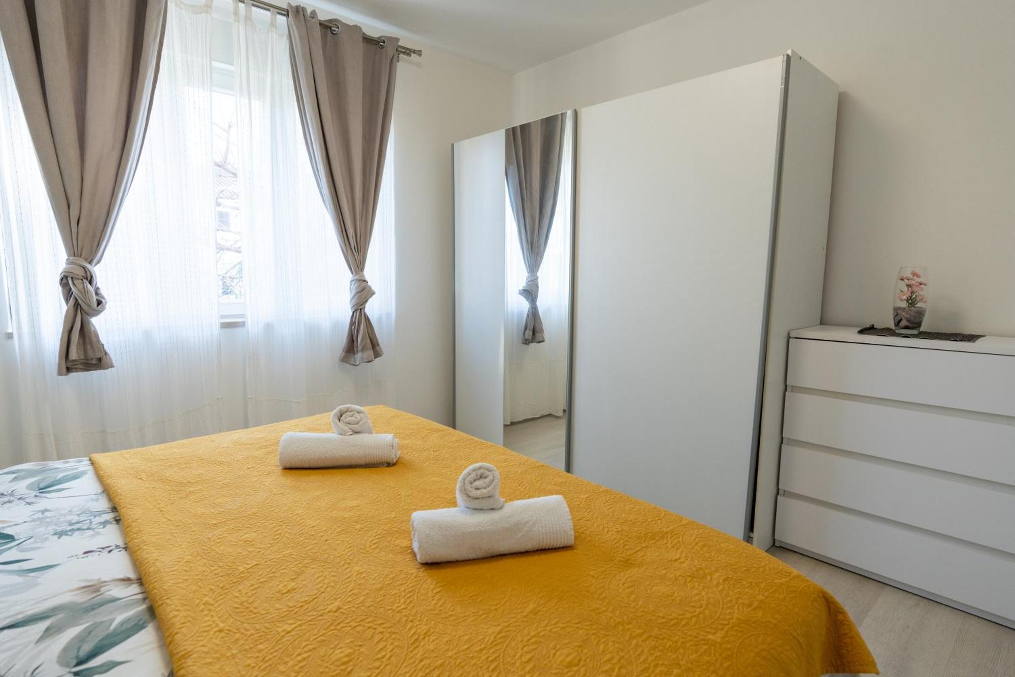 Two-Bedroom Apartment Rea In Rovigno Esterno foto