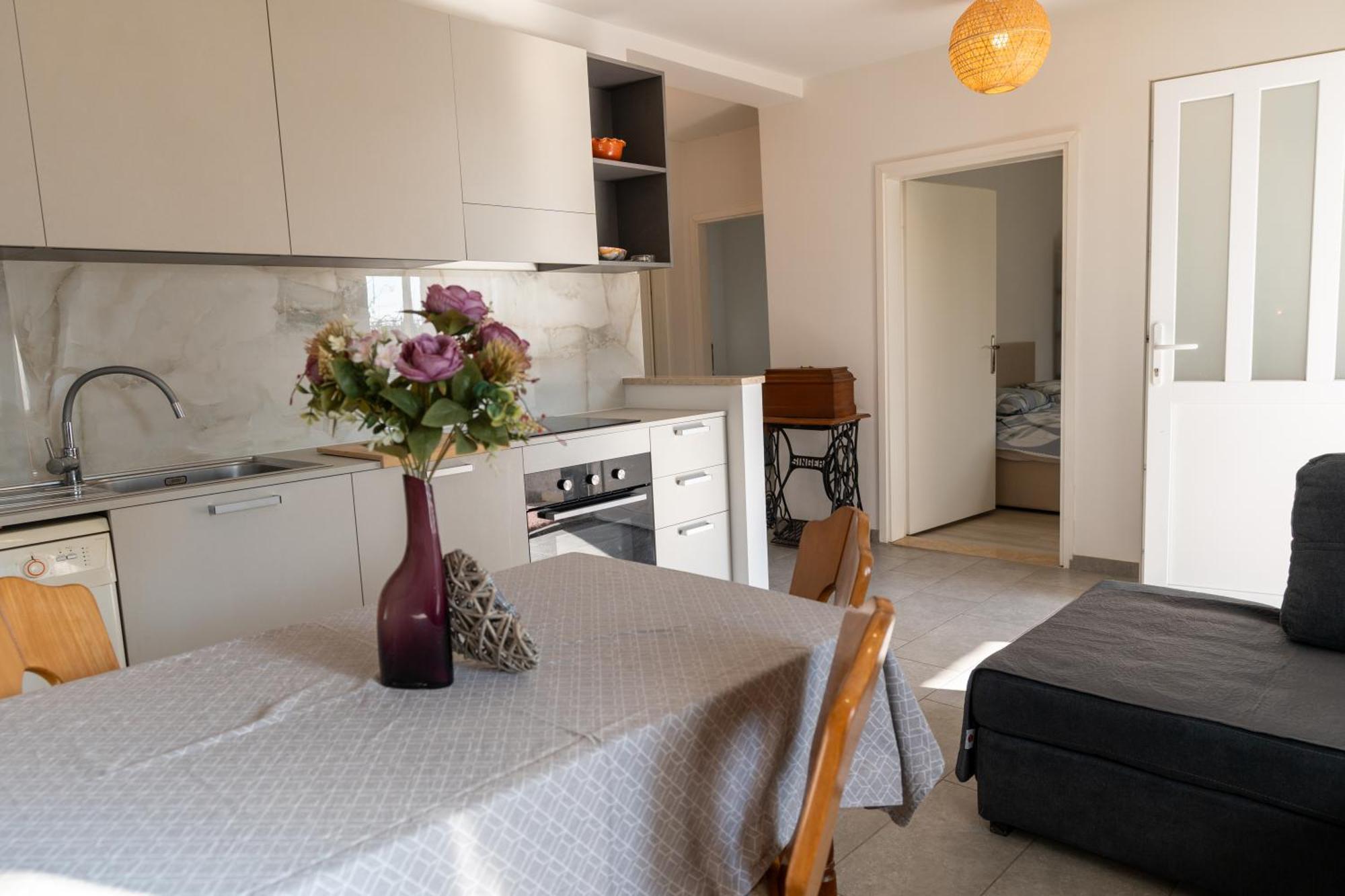 Two-Bedroom Apartment Rea In Rovigno Esterno foto