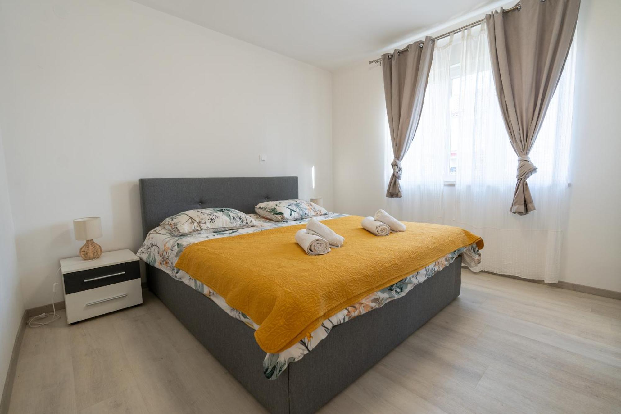 Two-Bedroom Apartment Rea In Rovigno Esterno foto