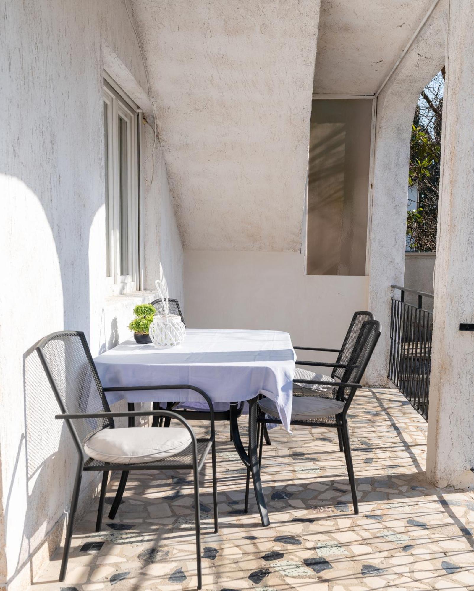 Two-Bedroom Apartment Rea In Rovigno Esterno foto